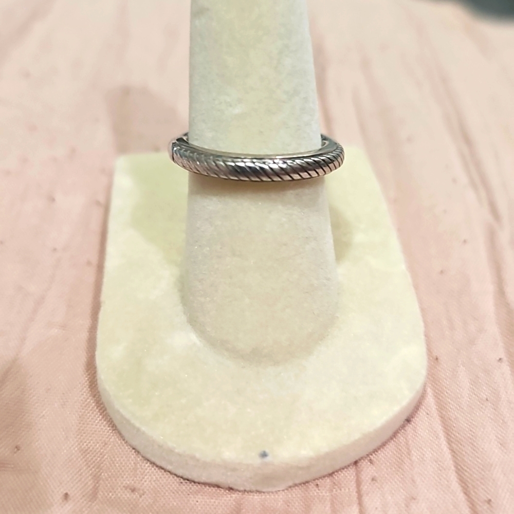 Judith Ripkca beautiful sterling silver ring size 6. Taking Offers